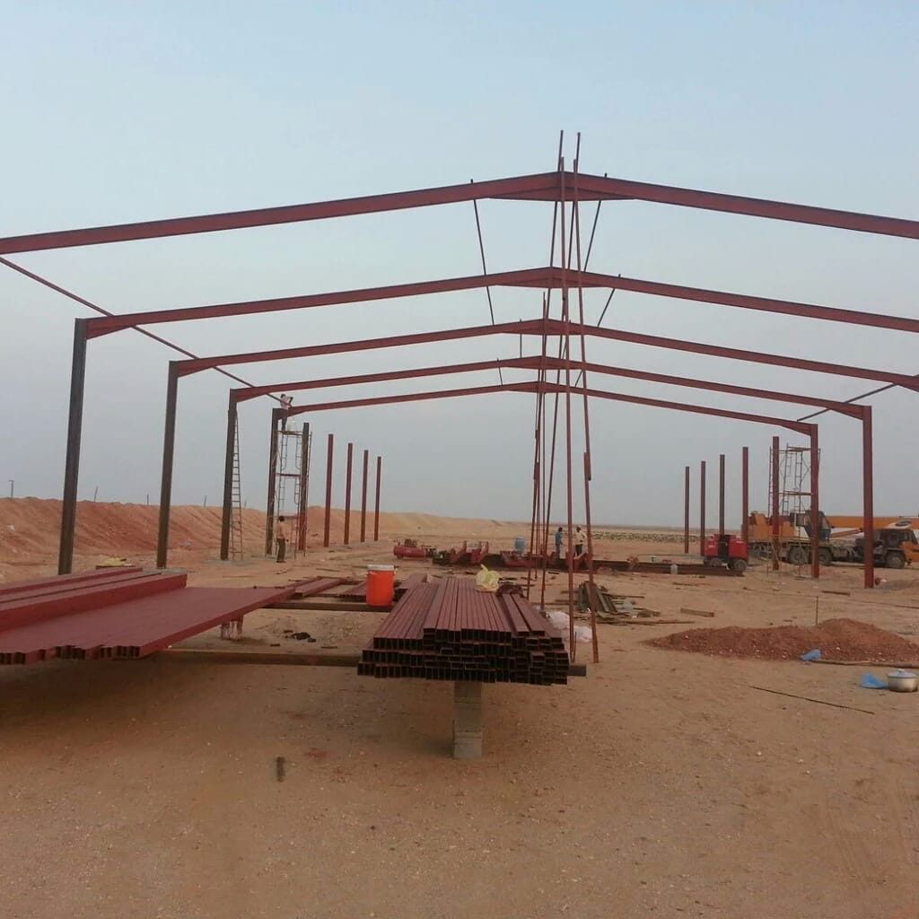هيكل حديدي لمستودع تحت التنفيذ بأعمدة وجسور معدنية من تنفيذ عالم الظل الأول