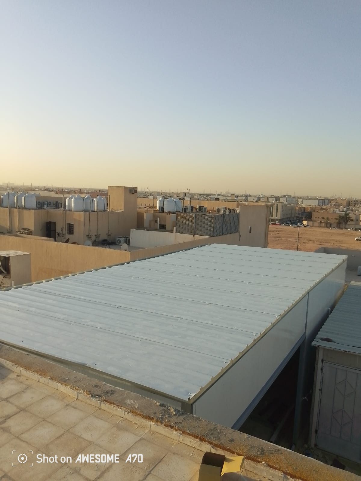 تغطية سطح مبنى بألواح معدنية مرتبة من تنفيذ عالم الظل الأول